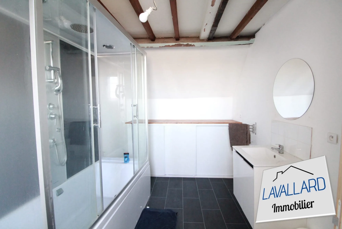 Salle d'eau Maison familiale de 264 m² à Beauval, confort moderne et charme authentique 