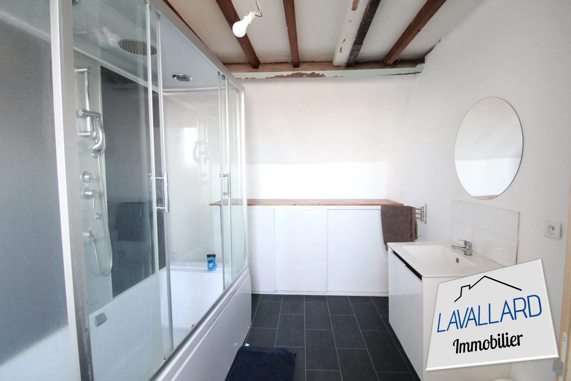 Salle d'eau Maison familiale de 264 m² à Beauval, confort moderne et charme authentique 