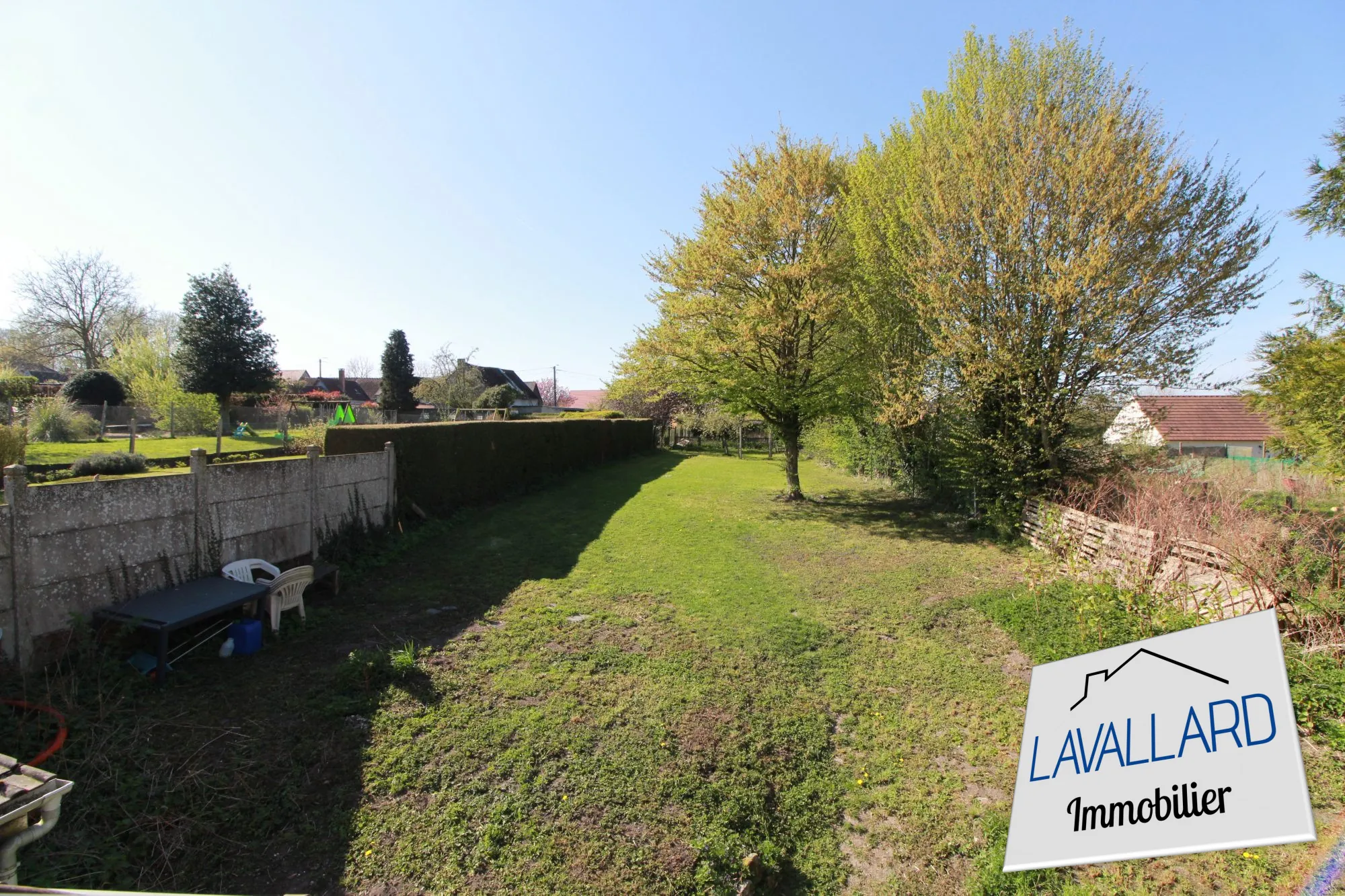 Terrain arrière Maison familiale de 264 m² à Beauval, confort moderne et charme authentique 