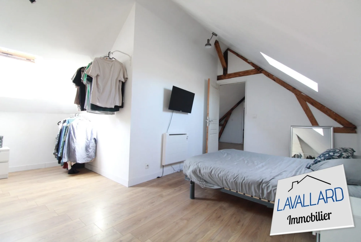 Chambre Maison familiale de 264 m² à Beauval, confort moderne et charme authentique 