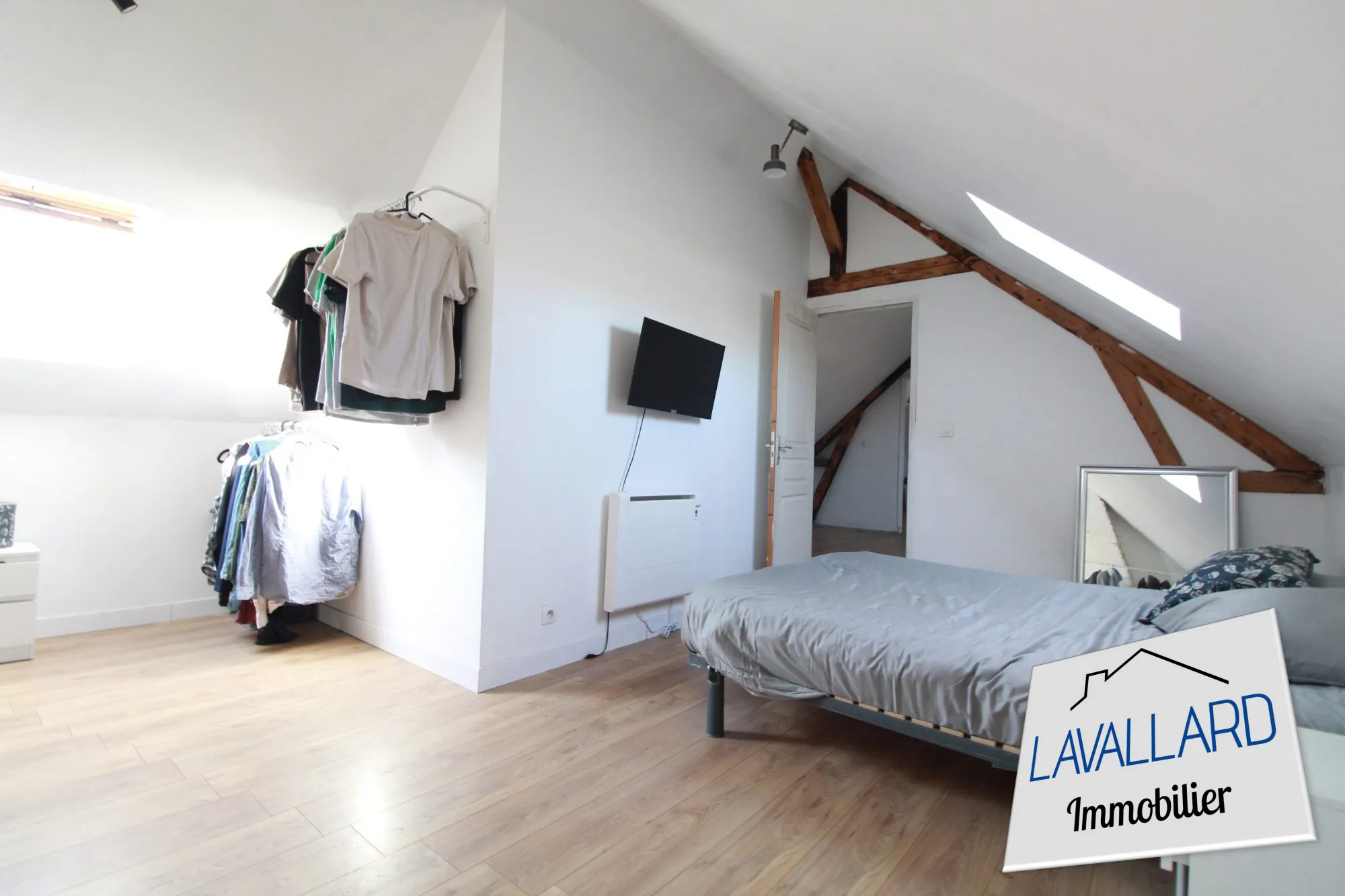 Chambre Maison familiale de 264 m² à Beauval, confort moderne et charme authentique 