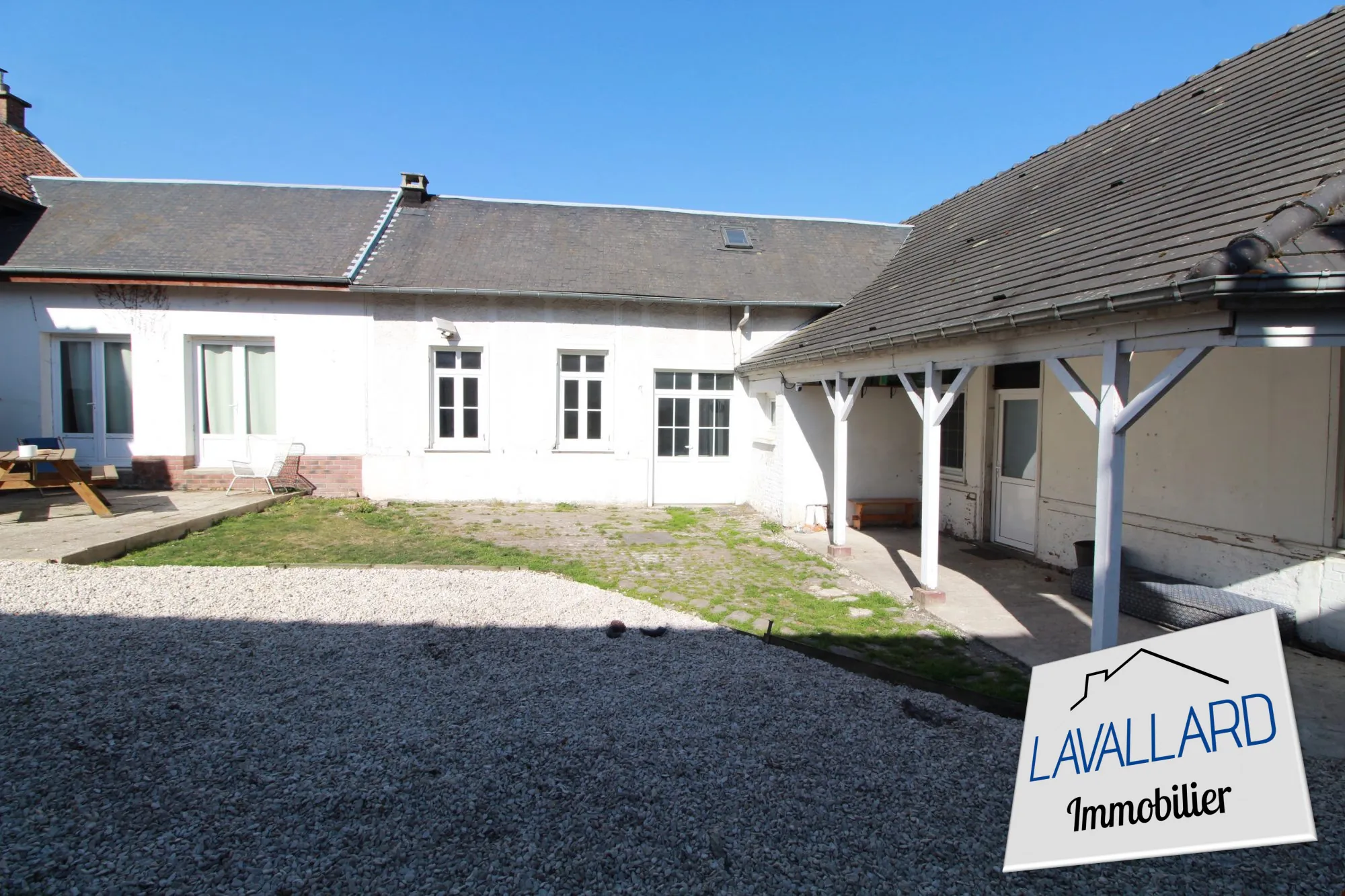 Maison familiale de 264 m² à Beauval, confort moderne et charme authentique 