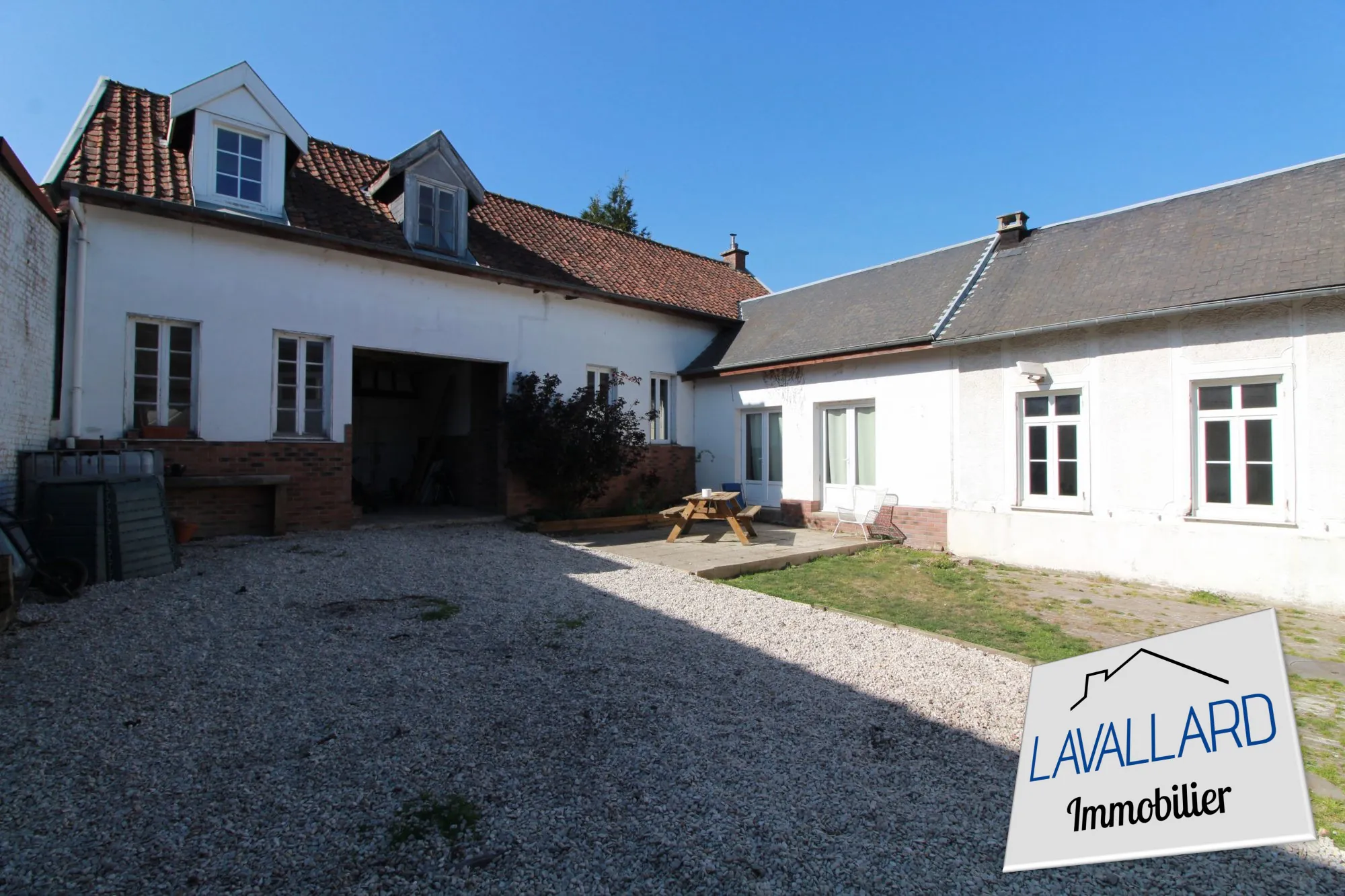 Maison familiale de 264 m² à Beauval, confort moderne et charme authentique 