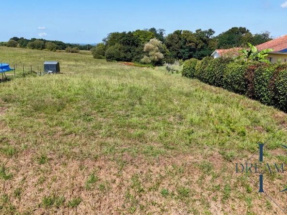 Terrain constructible avec vue campagne à Bélus - 826 m² prêt à bâtir