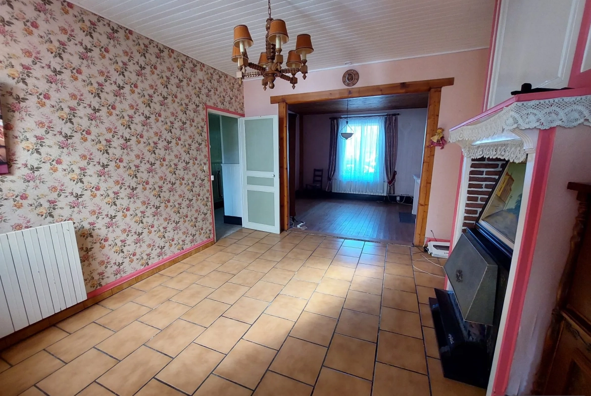 Maison de ville à Abbeville avec 2 chambres, grand garage et terrain clos à rénovée 