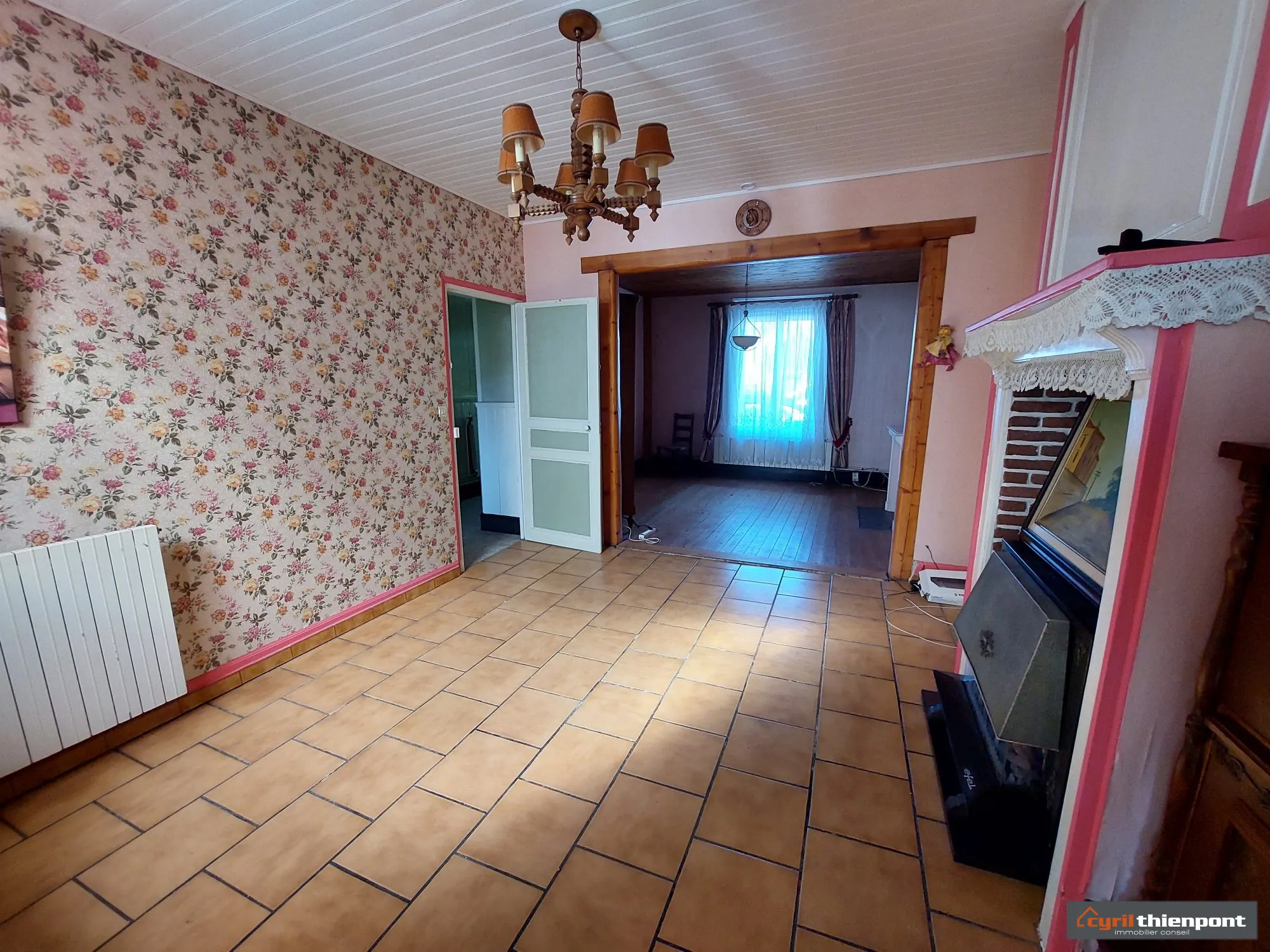 Maison de ville à Abbeville avec 2 chambres, grand garage et terrain clos à rénovée 