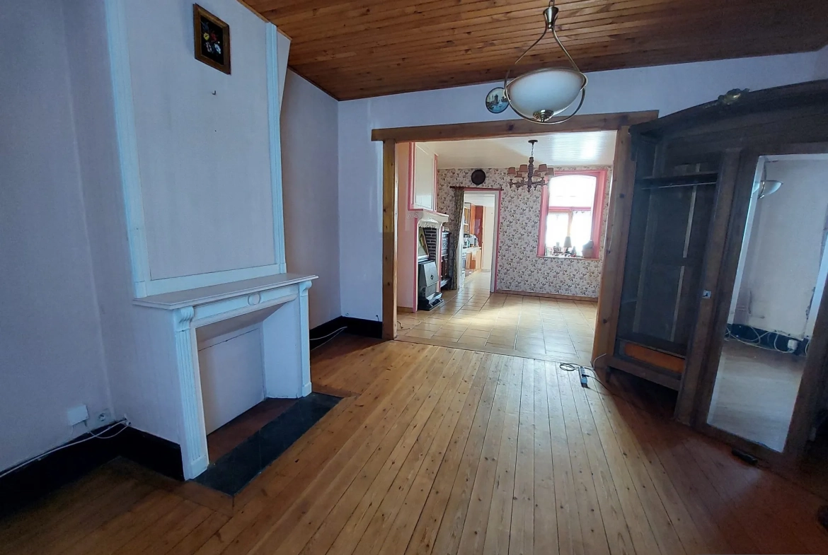 Maison de ville à Abbeville avec 2 chambres, grand garage et terrain clos à rénovée 