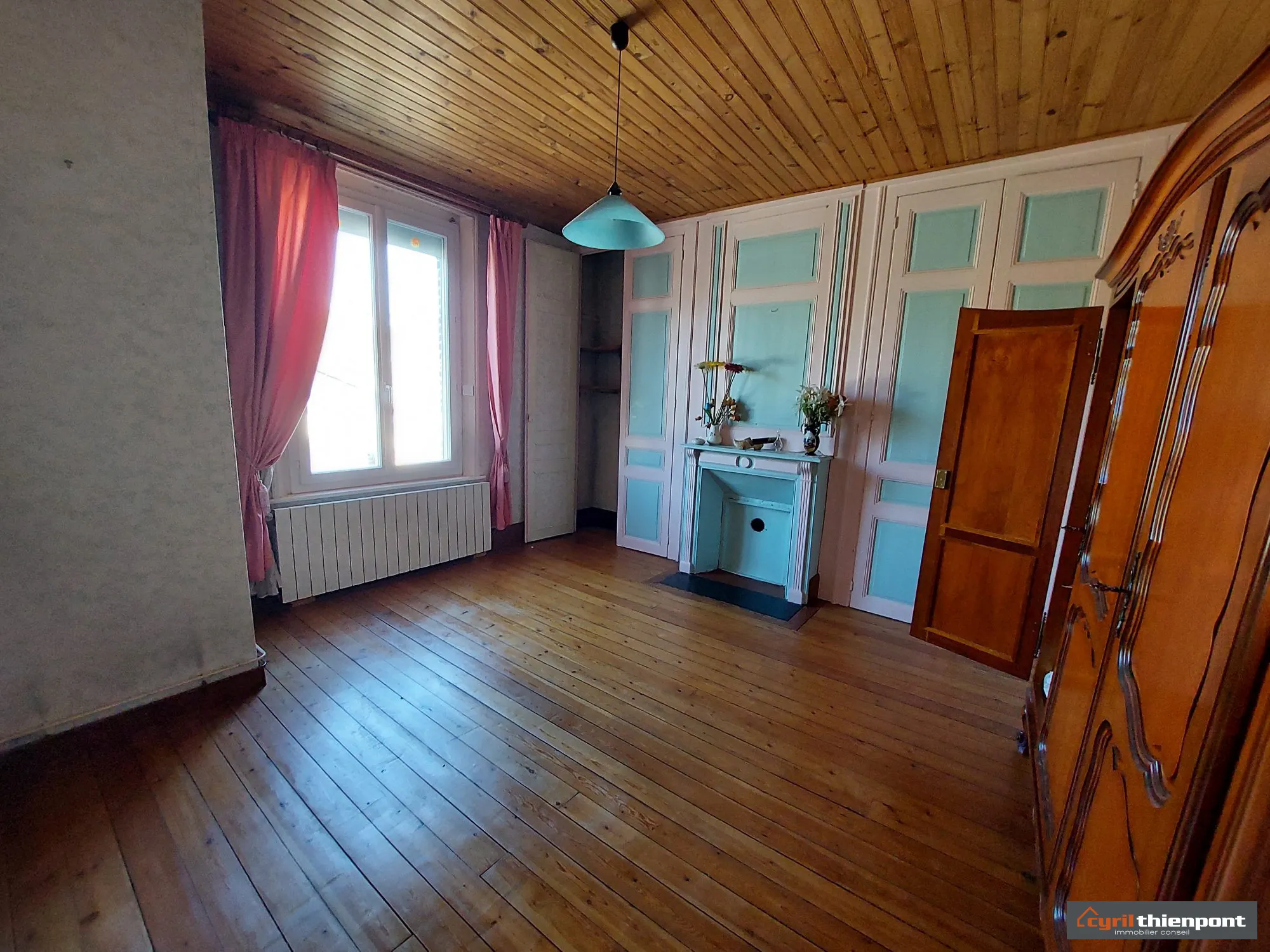 Maison de ville à Abbeville avec 2 chambres, grand garage et terrain clos à rénovée 