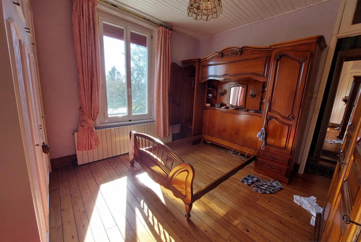 Maison de ville à Abbeville avec 2 chambres, grand garage et terrain clos à rénovée 