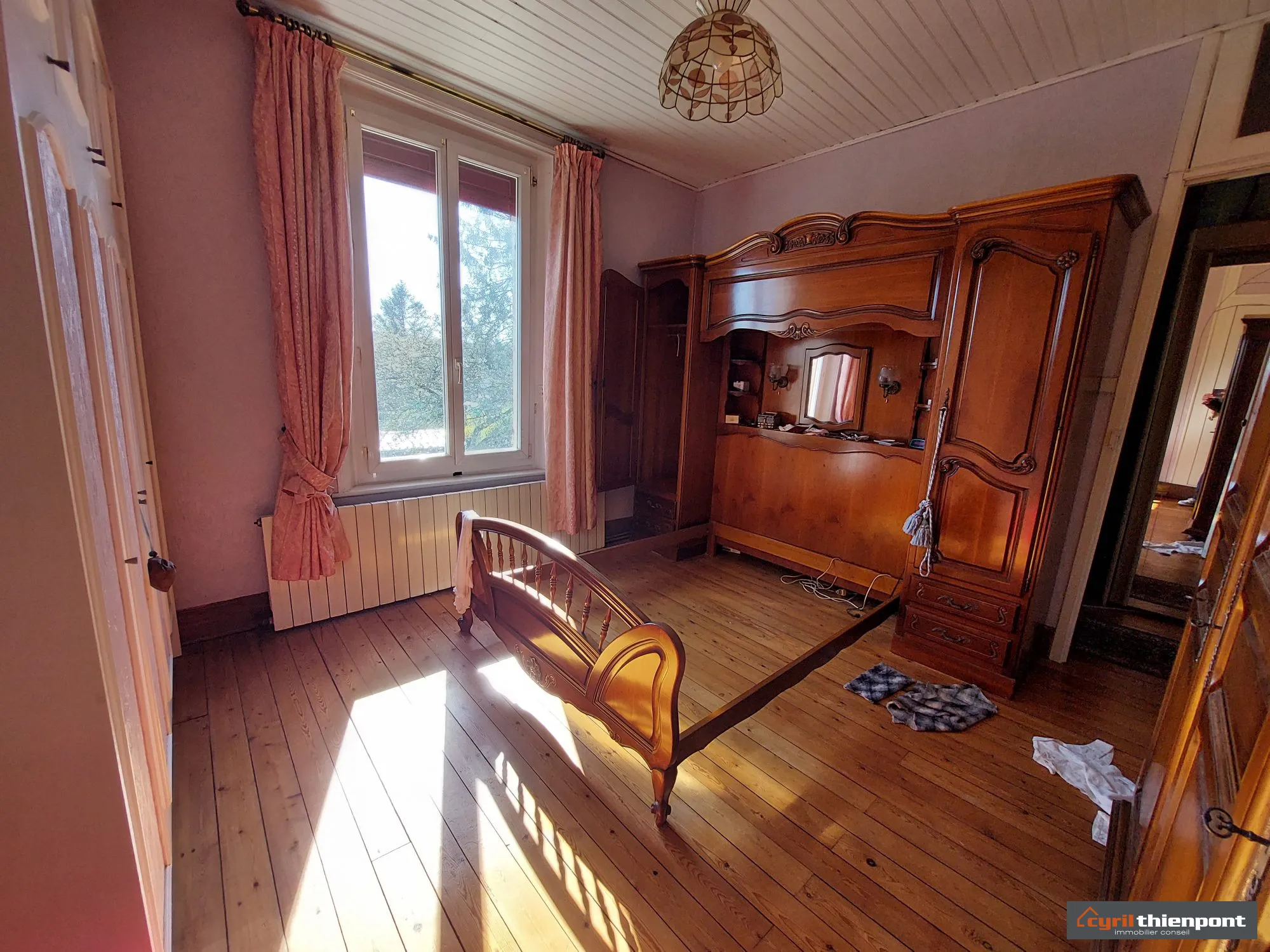 Maison de ville à Abbeville avec 2 chambres, grand garage et terrain clos à rénovée 
