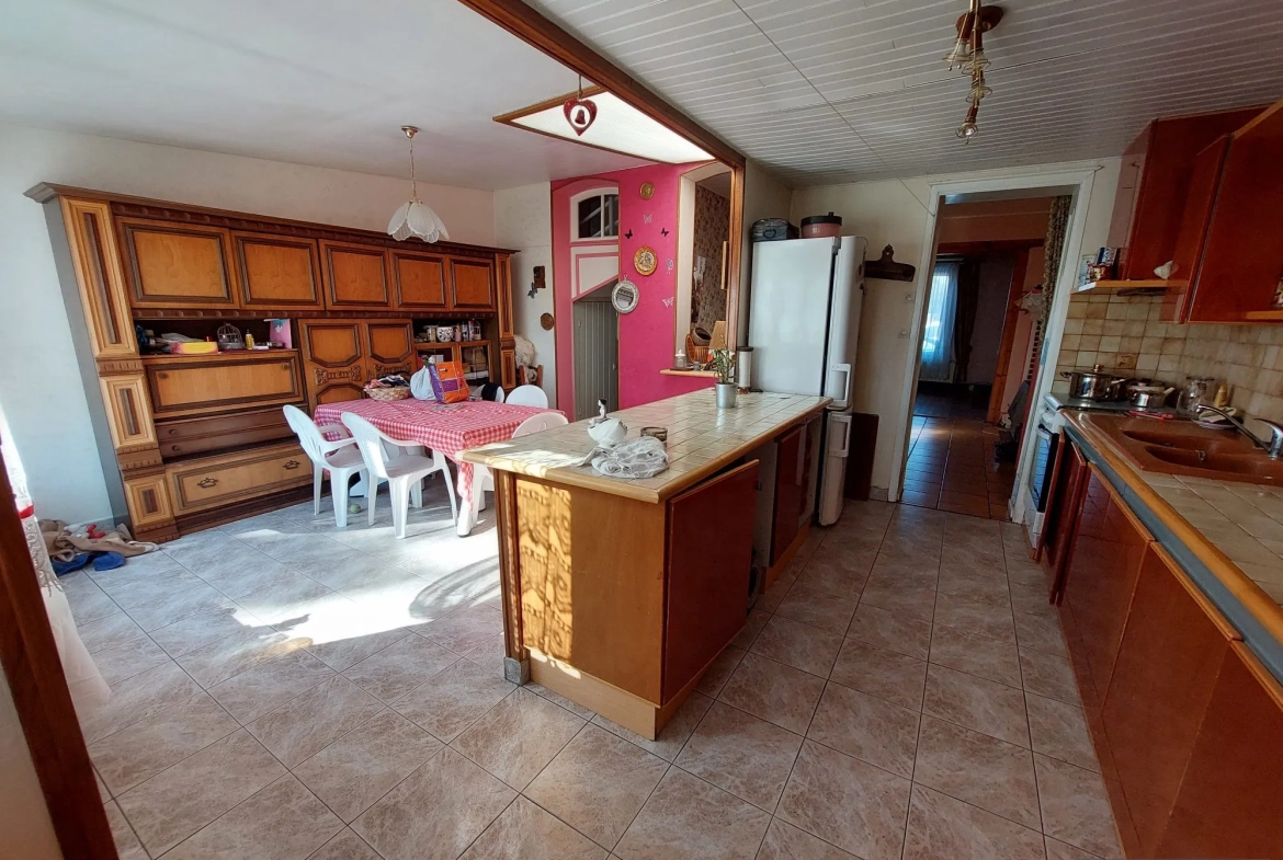 Maison de ville à Abbeville avec 2 chambres, grand garage et terrain clos à rénovée 