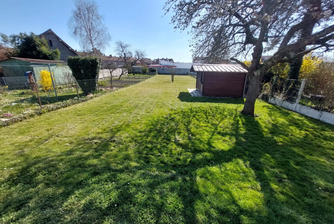 Maison de ville à Abbeville avec 2 chambres, grand garage et terrain clos à rénovée 