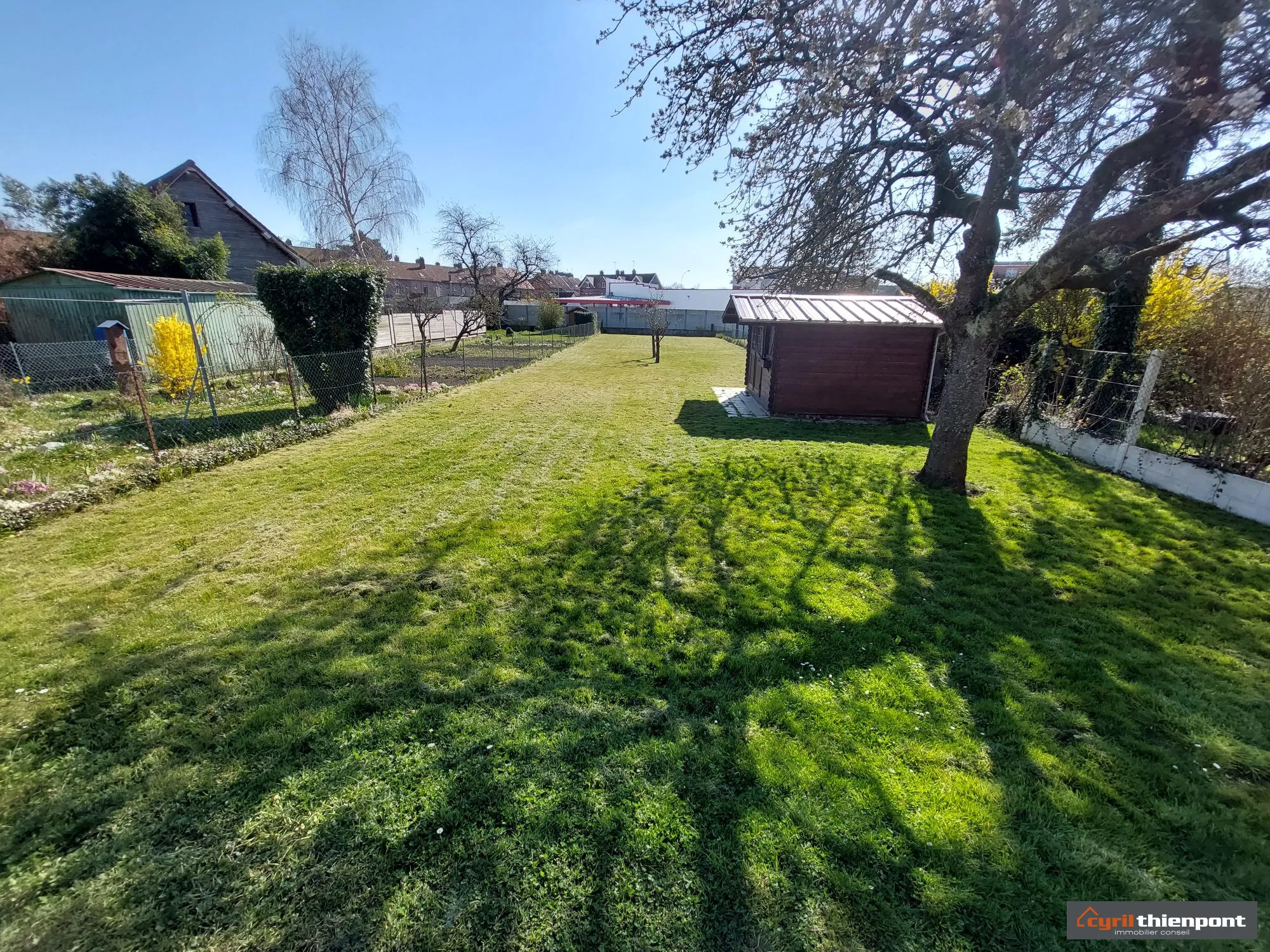 Maison de ville à Abbeville avec 2 chambres, grand garage et terrain clos à rénovée 