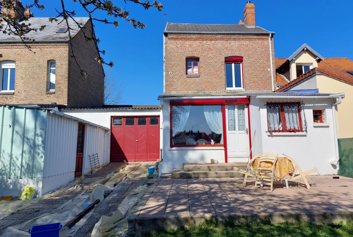 Maison de ville à Abbeville avec 2 chambres, grand garage et terrain clos à rénovée 