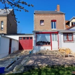 Maison de ville à Abbeville avec 2 chambres, grand garage et terrain clos à rénovée