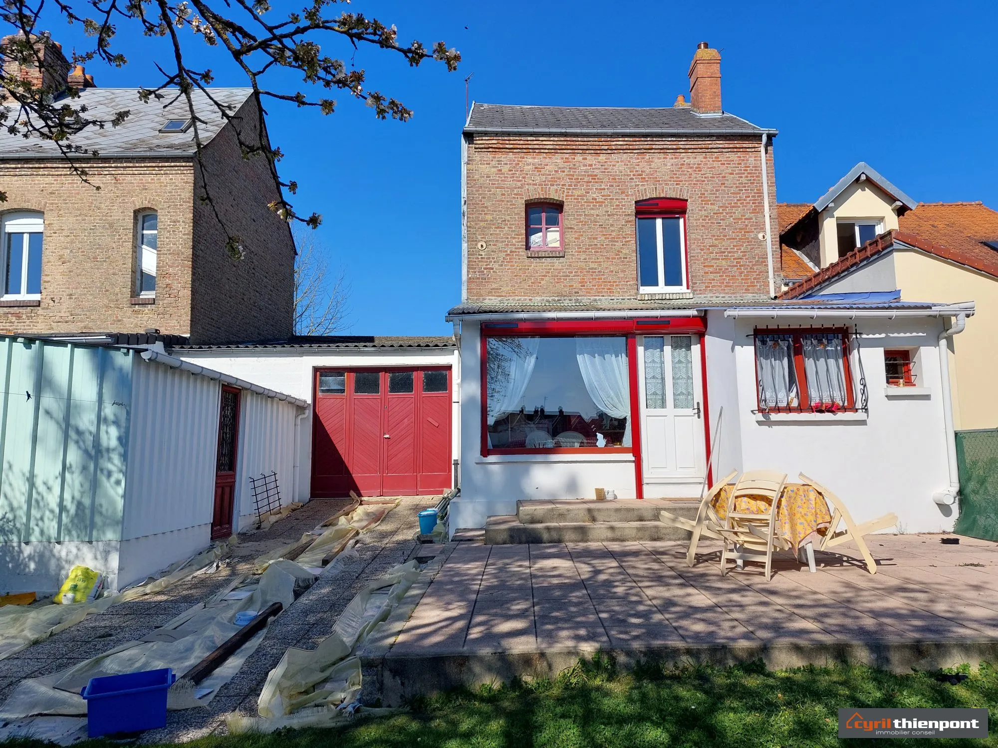 Maison de ville à Abbeville avec 2 chambres, grand garage et terrain clos à rénovée 