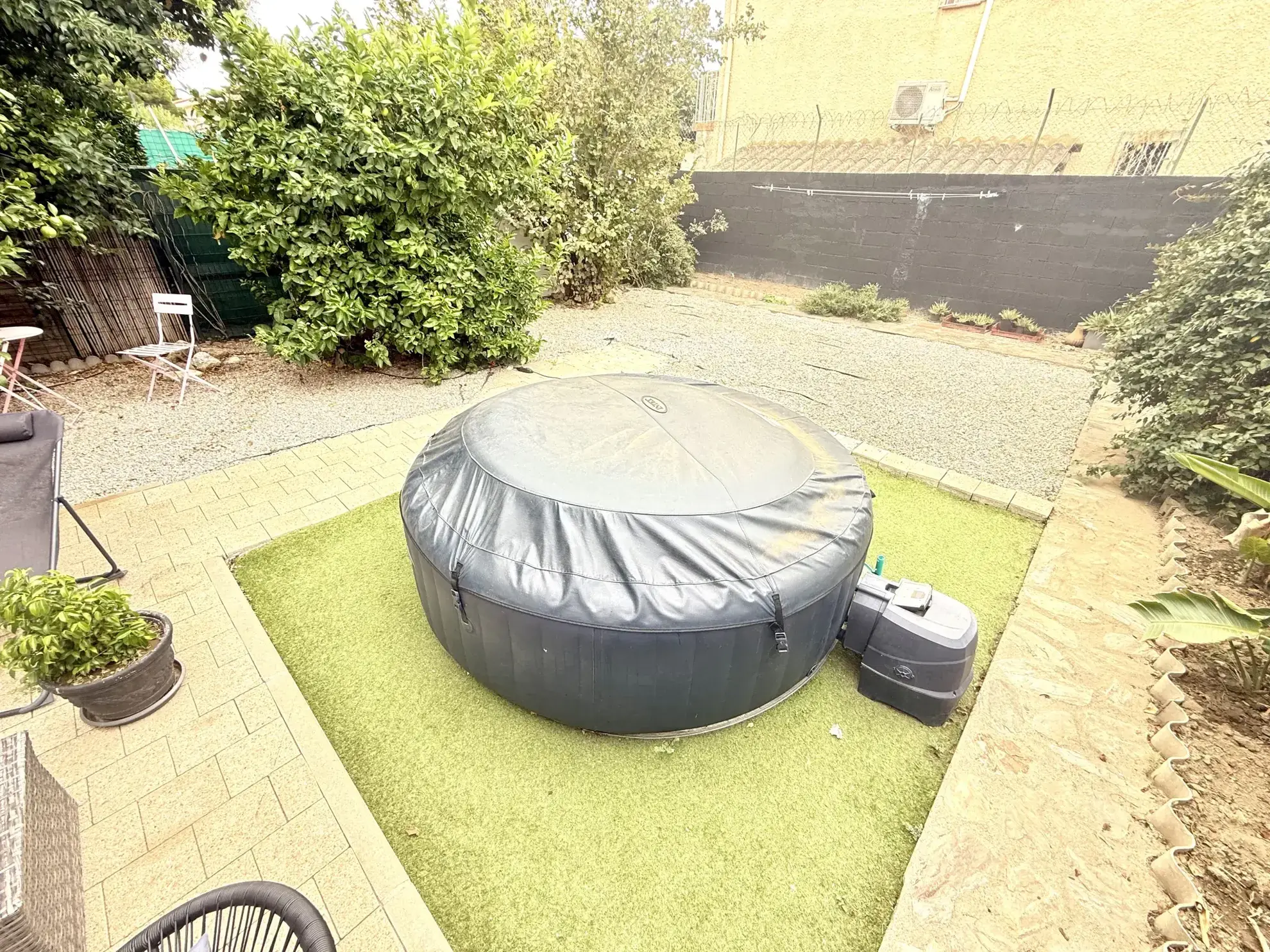 Villa 3 faces de 140 m² avec double logement, garage et jardin en vente à Le Soler 