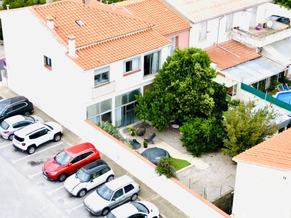 Villa 3 faces de 140 m² avec double logement, garage et jardin en vente à Le Soler