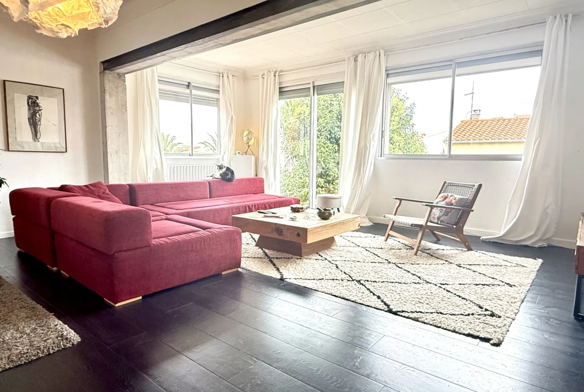 Villa 3 faces de 140 m² avec double logement, garage et jardin en vente à Le Soler 