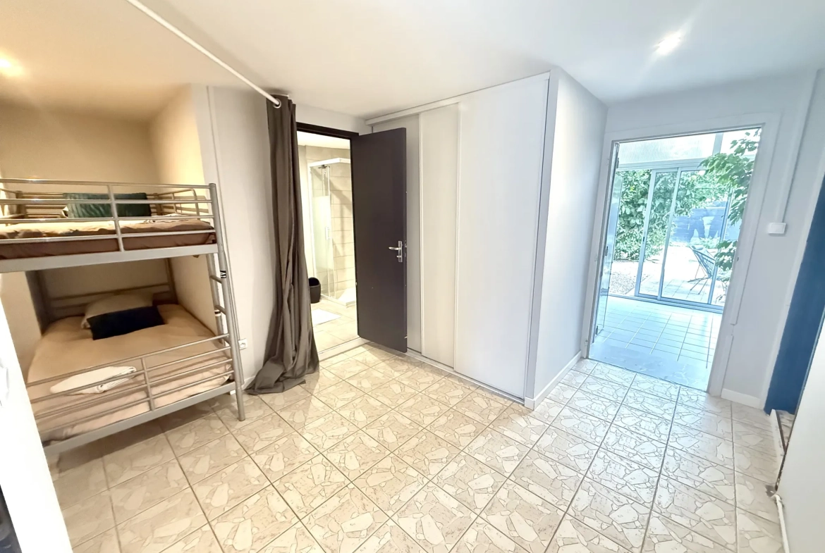 Villa 3 faces de 140 m² avec double logement, garage et jardin en vente à Le Soler 