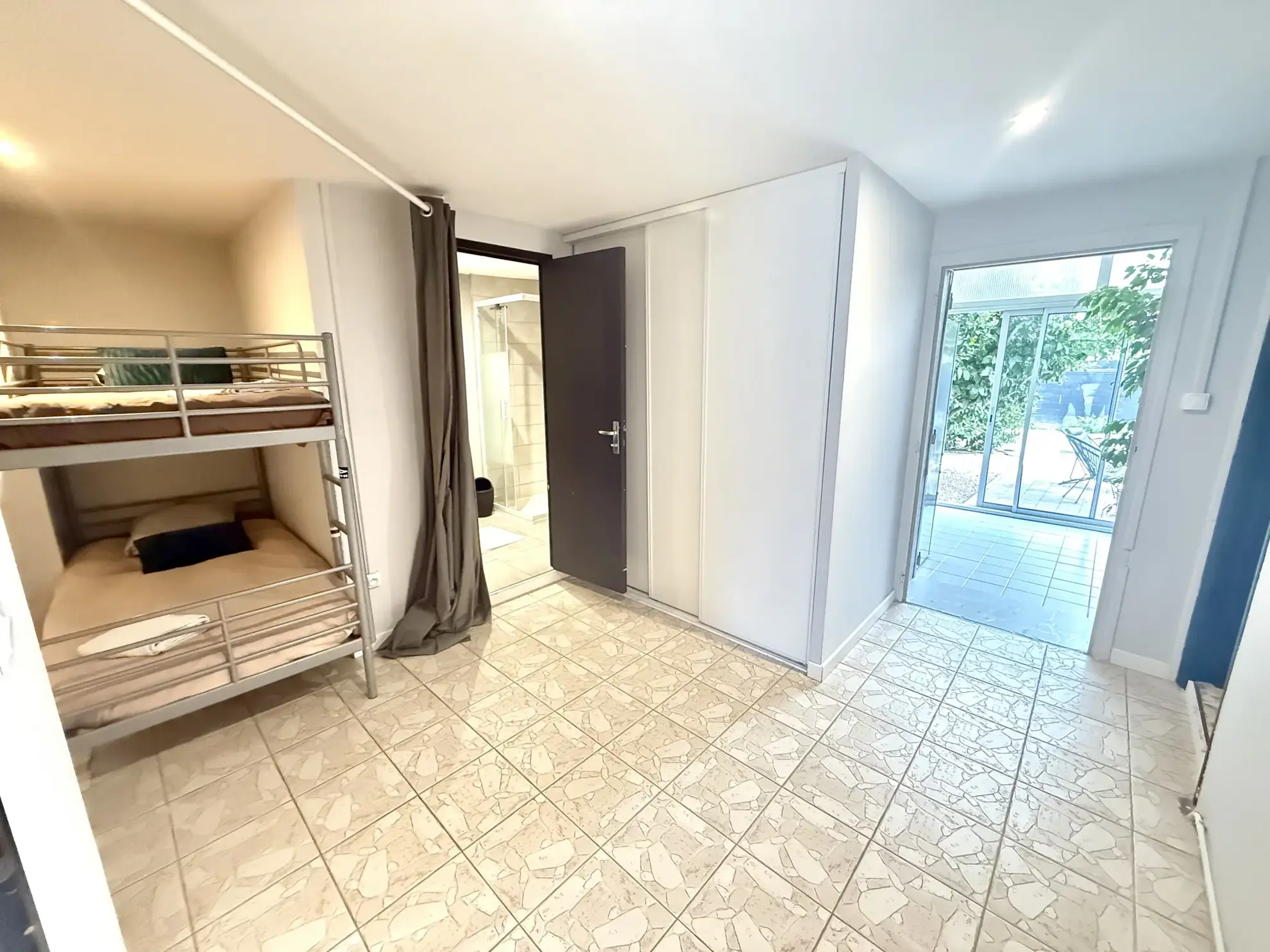 Villa 3 faces de 140 m² avec double logement, garage et jardin en vente à Le Soler 