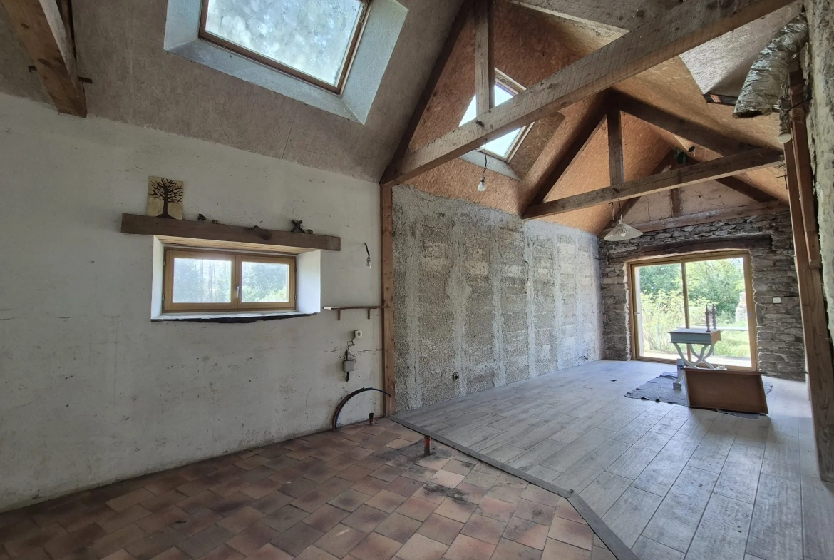 A vendre deux maisons en pierre à la Feuillée - potentiel habitation et terrain attenant 