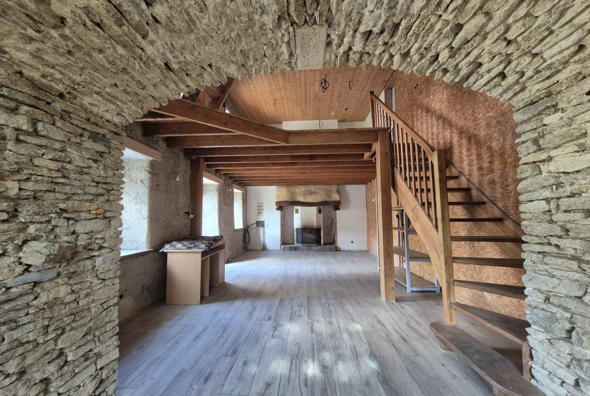 A vendre deux maisons en pierre à la Feuillée - potentiel habitation et terrain attenant 