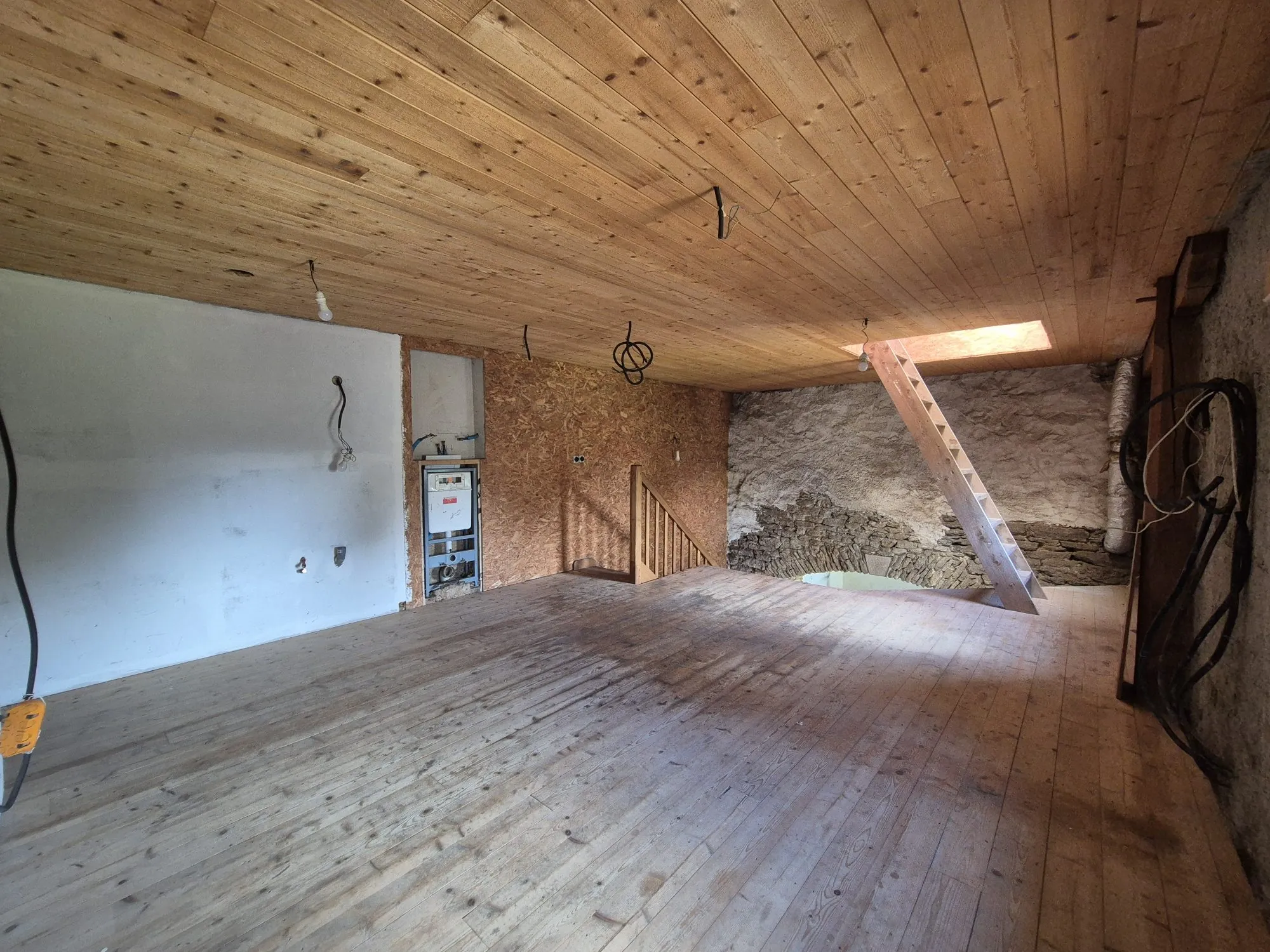 A vendre deux maisons en pierre à la Feuillée - potentiel habitation et terrain attenant 
