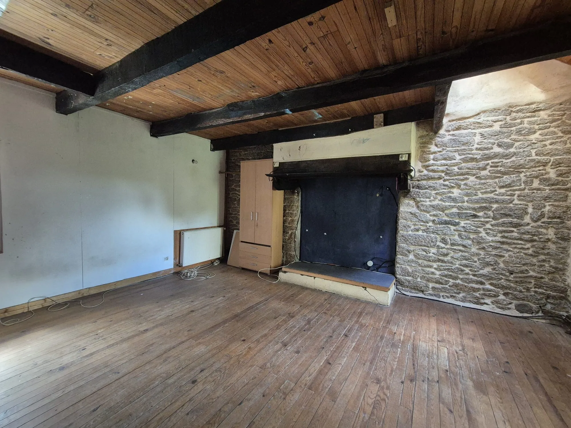 A vendre deux maisons en pierre à la Feuillée - potentiel habitation et terrain attenant 