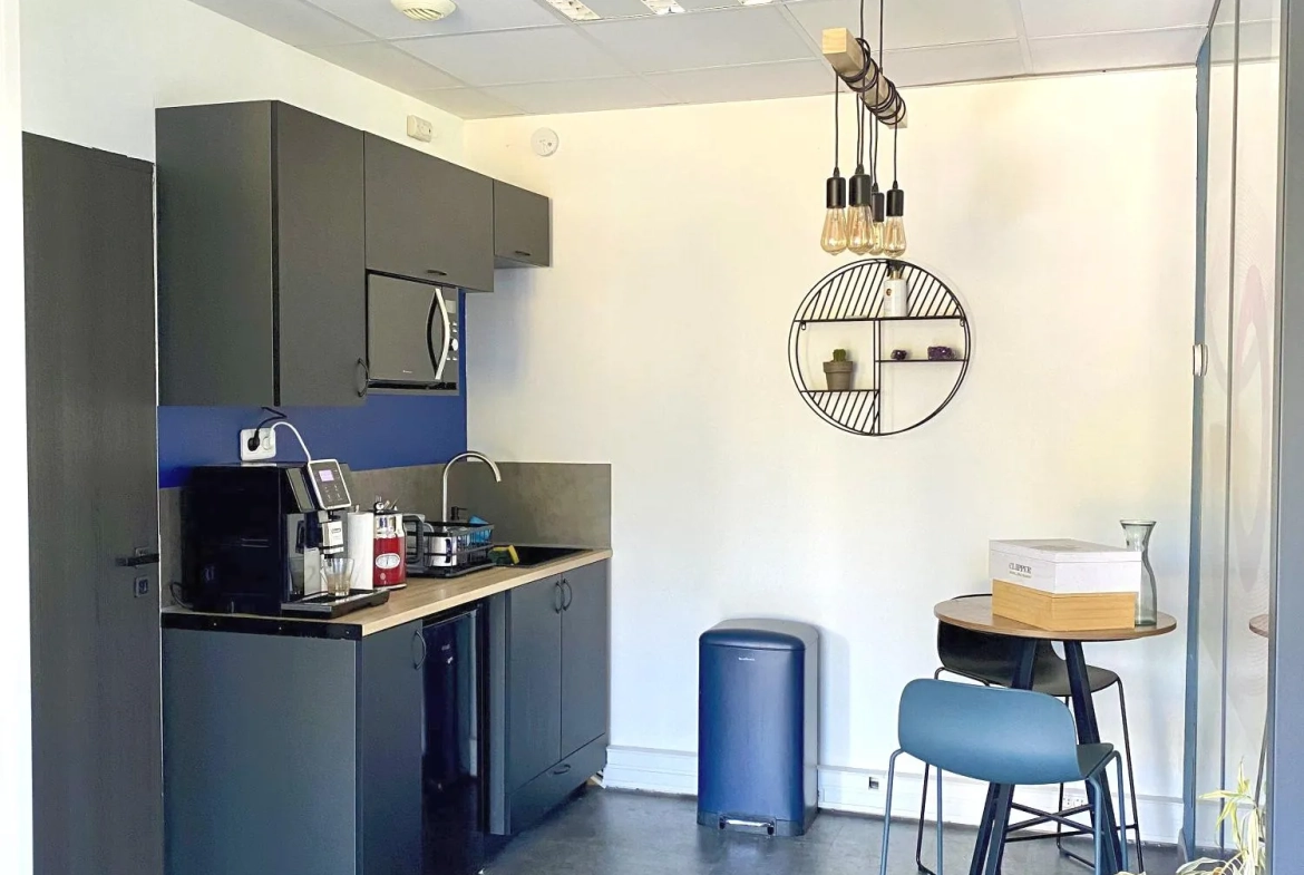 Coin café Bureaux à vendre à Francheville - 74 m² dans parc sécurisé avec stationnement 