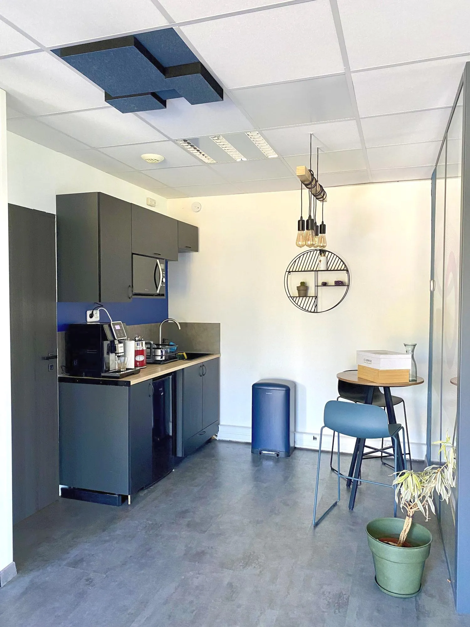Coin café Bureaux à vendre à Francheville - 74 m² dans parc sécurisé avec stationnement 