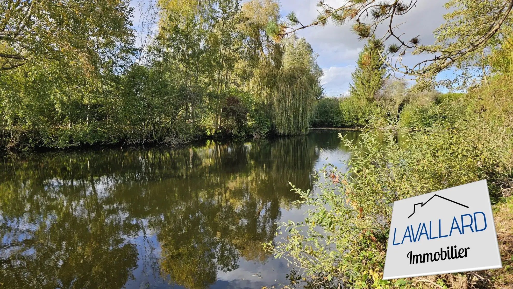 Belle maison de plain-pied avec grand espace vert et plan d’eau à Ailly-sur-Somme 