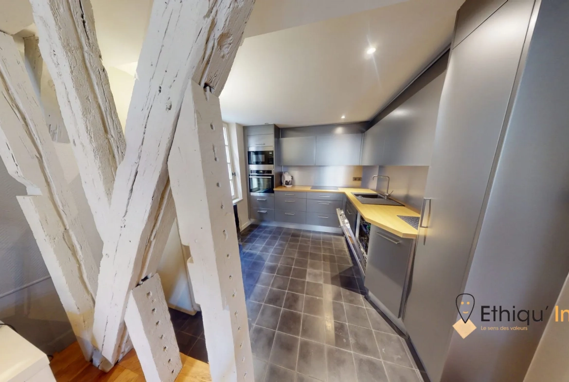 Cuisine Appartement authentique au centre historique de Troyes avec façade à pans de bois 