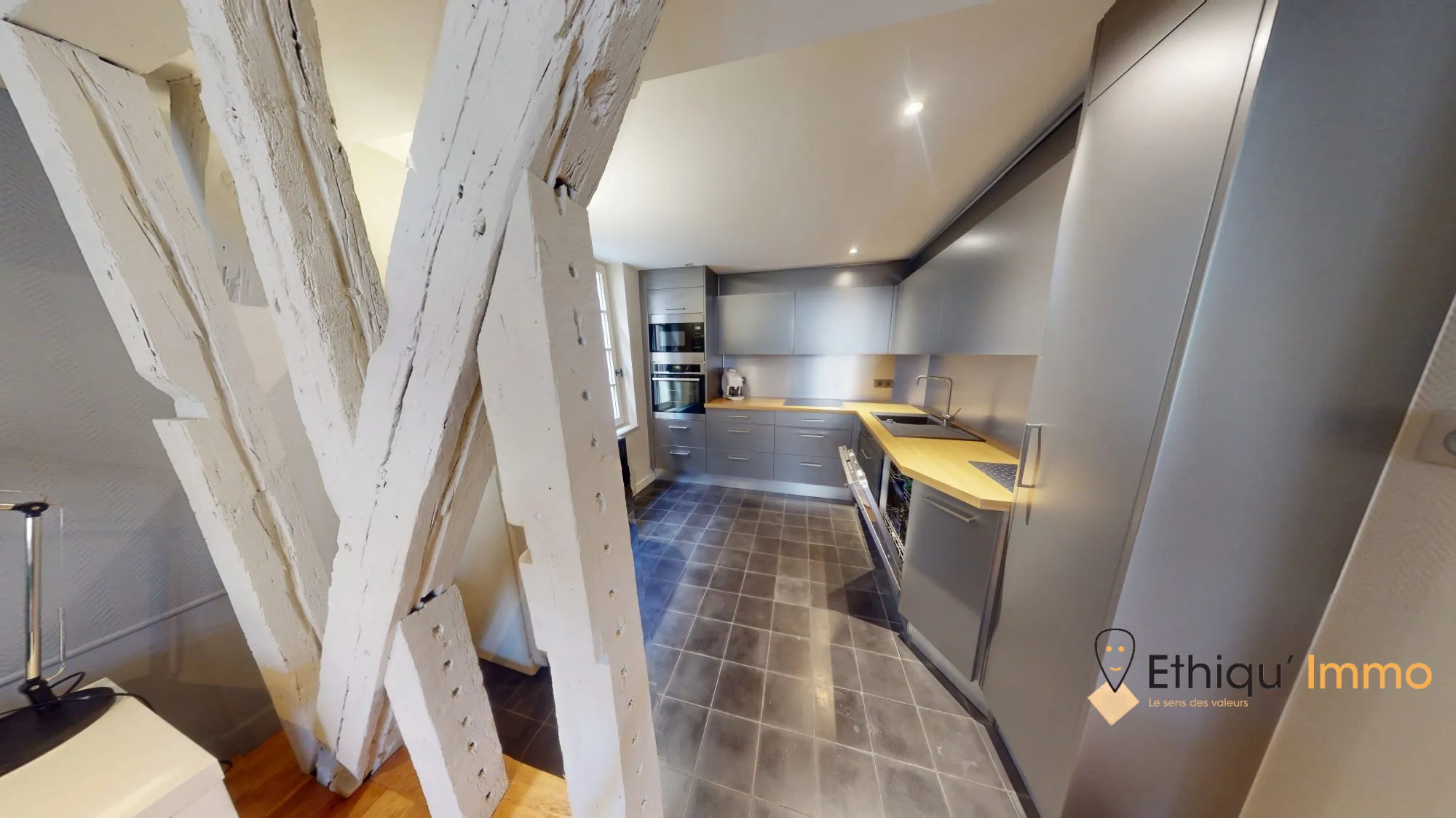 Cuisine Appartement authentique au centre historique de Troyes avec façade à pans de bois 