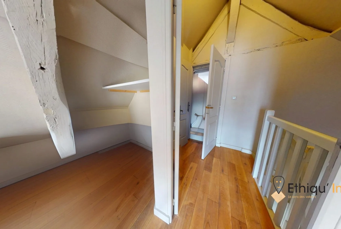 Chambre Appartement authentique au centre historique de Troyes avec façade à pans de bois 