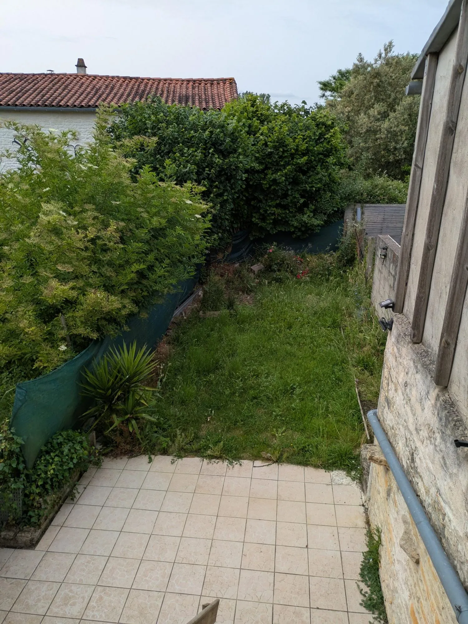 Maison ancienne à vendre à Sansais avec charme, garage et chauffage électrique 