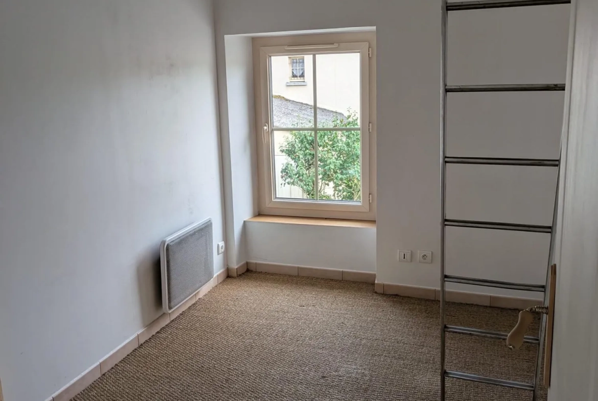 Maison ancienne à vendre à Sansais avec charme, garage et chauffage électrique 