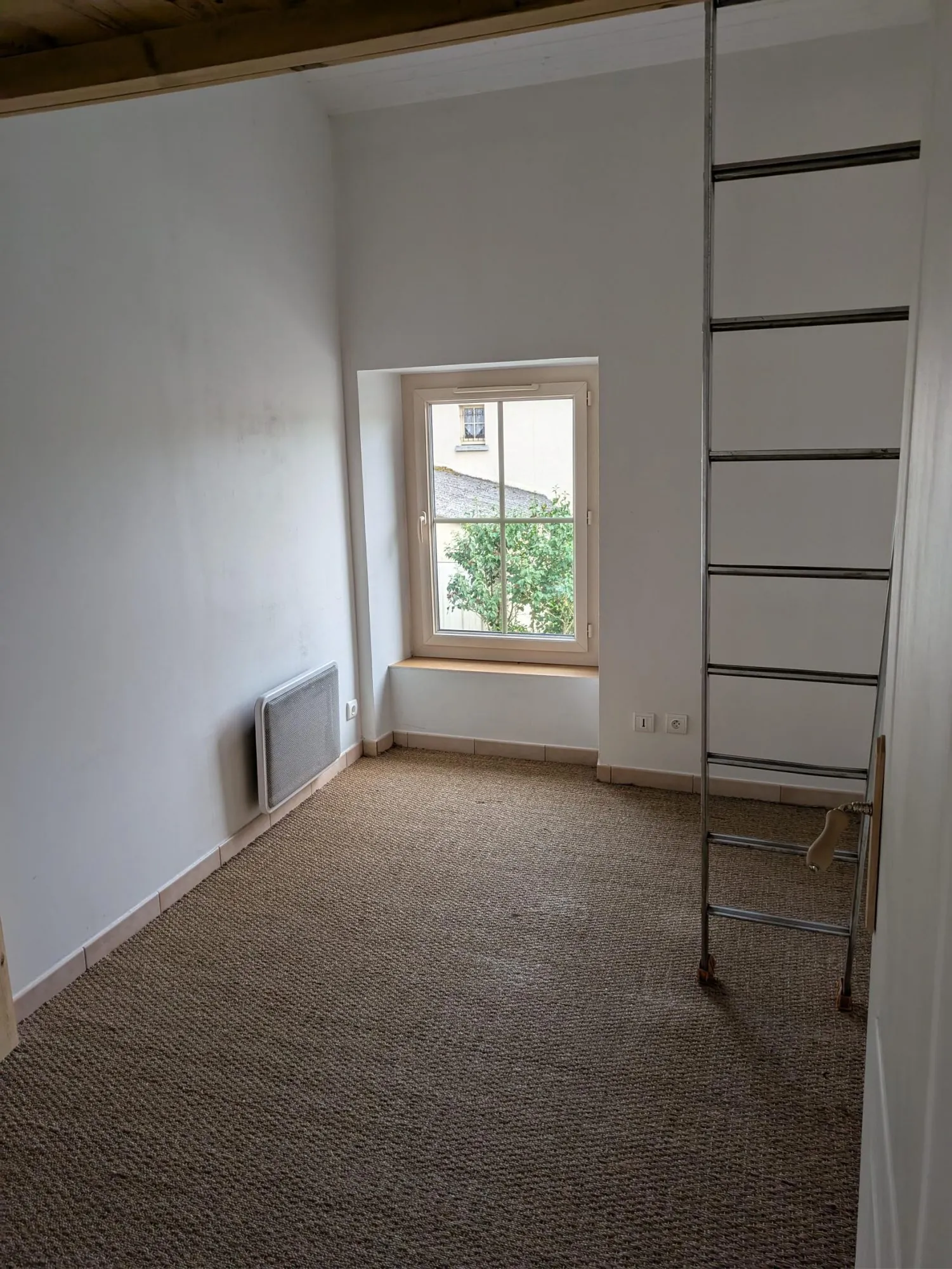 Maison ancienne à vendre à Sansais avec charme, garage et chauffage électrique 