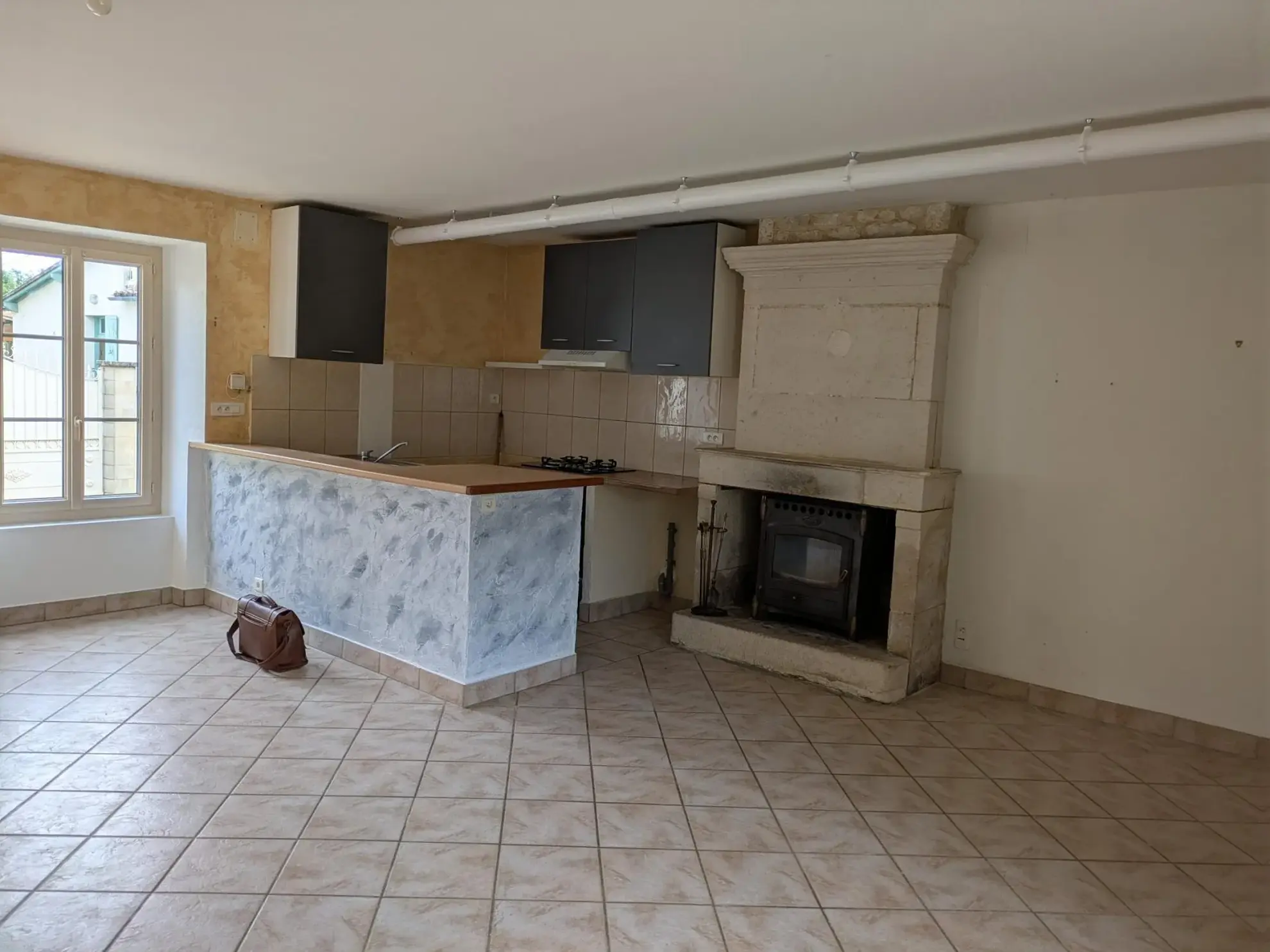 Maison ancienne à vendre à Sansais avec charme, garage et chauffage électrique 