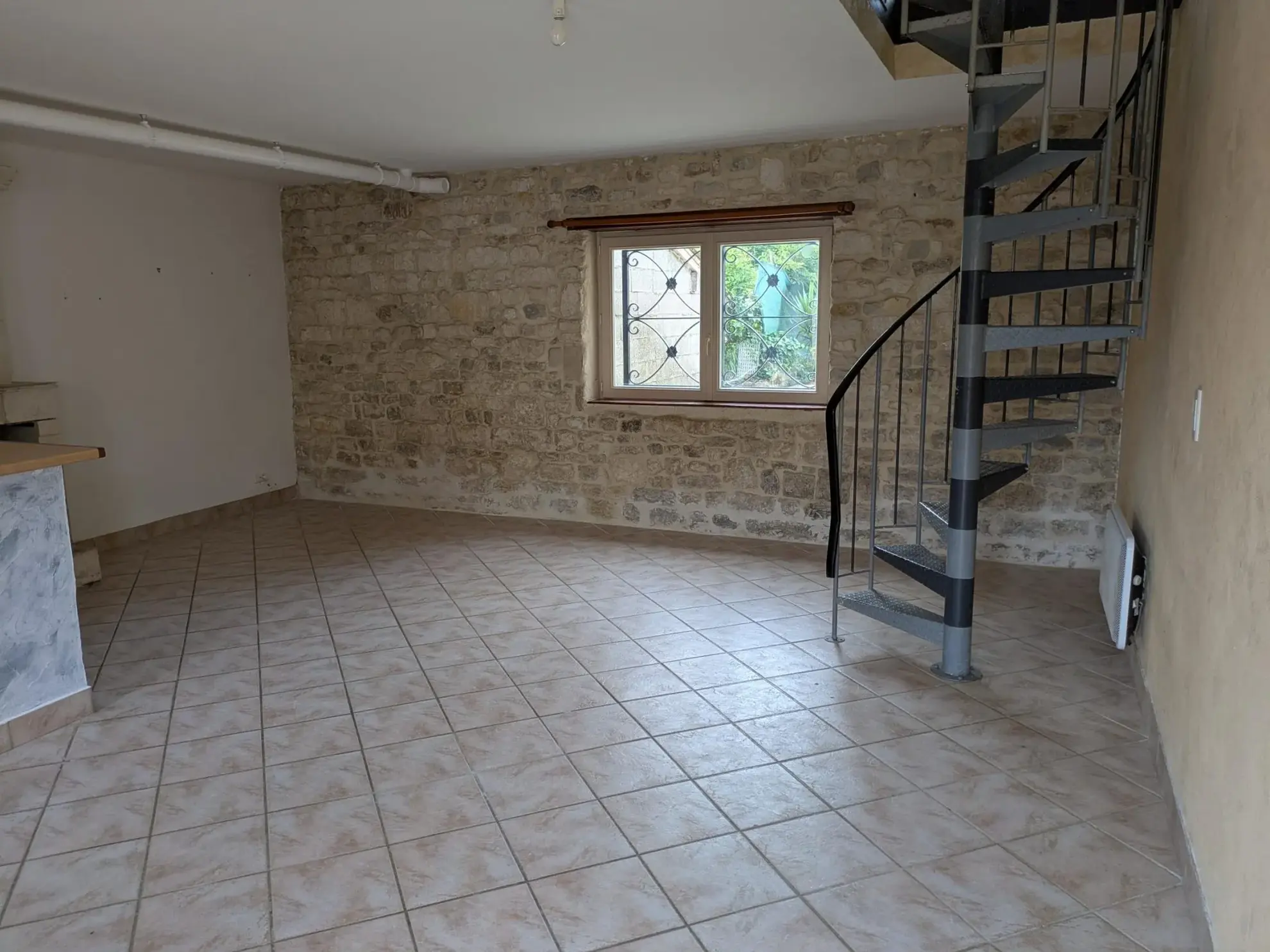 Maison ancienne à vendre à Sansais avec charme, garage et chauffage électrique 