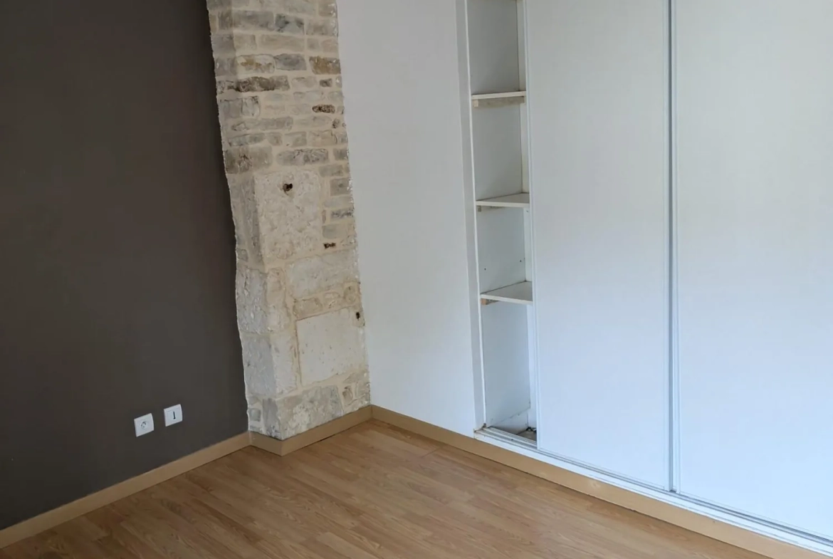 Maison ancienne à vendre à Sansais avec charme, garage et chauffage électrique 