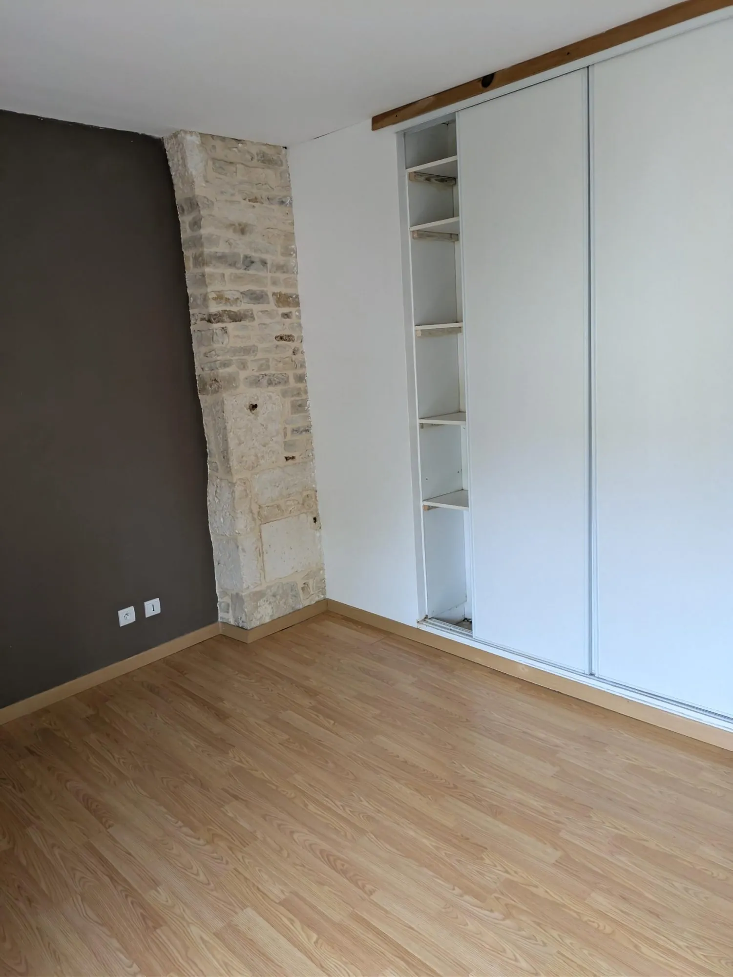 Maison ancienne à vendre à Sansais avec charme, garage et chauffage électrique 