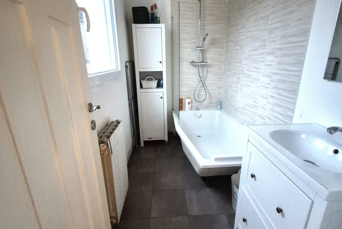 Maison de ville avec 3 chambres, jardin et garage à Calais 