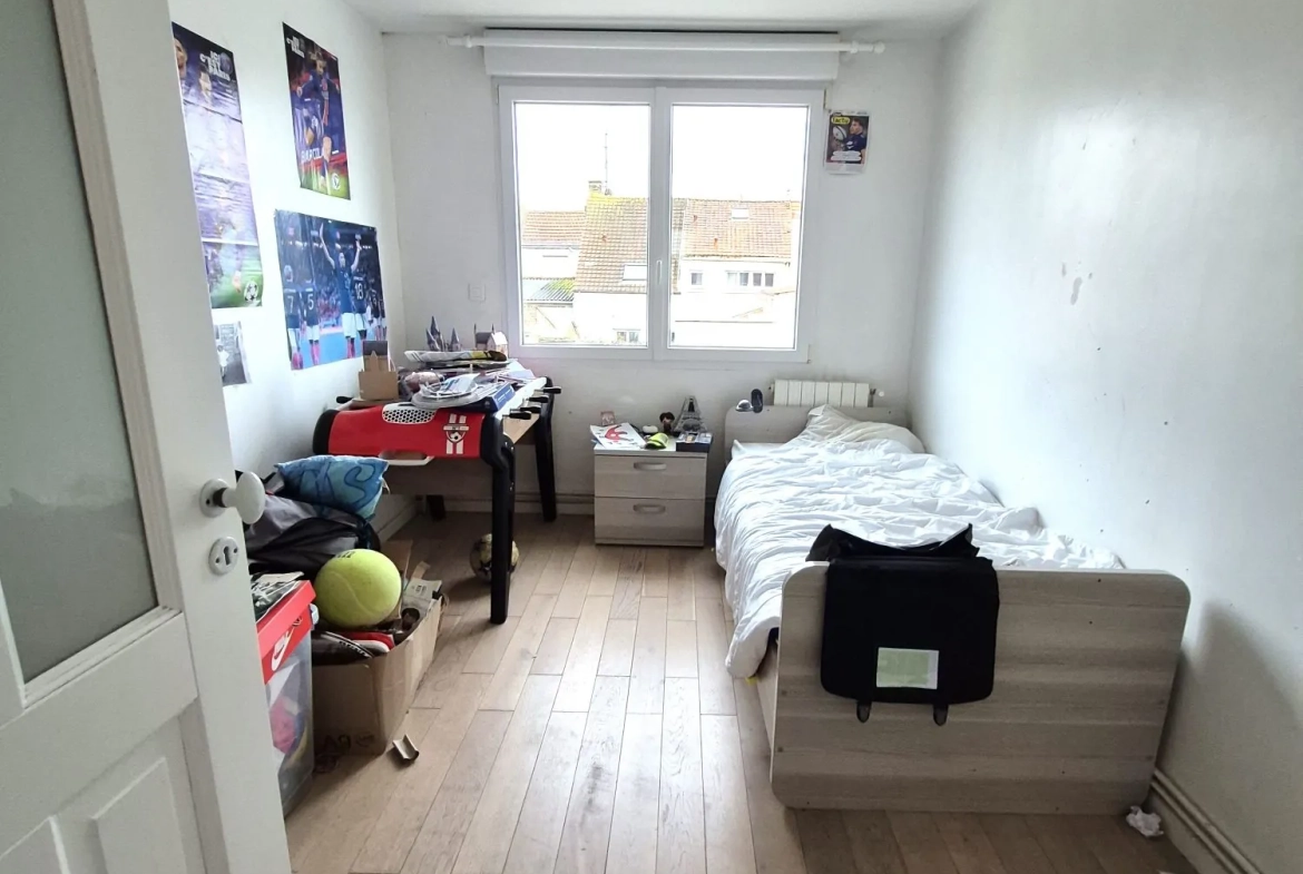 Maison de ville avec 3 chambres, jardin et garage à Calais 