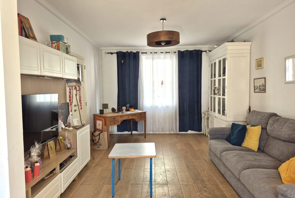 Maison de ville avec 3 chambres, jardin et garage à Calais 