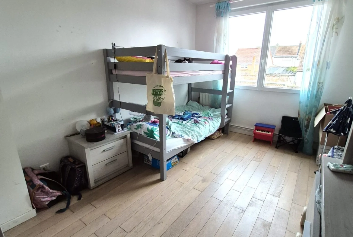 Maison de ville avec 3 chambres, jardin et garage à Calais 