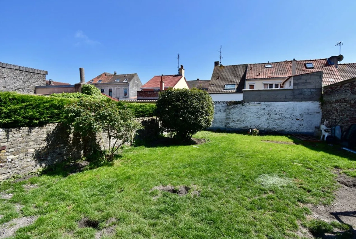 Maison de ville avec 3 chambres, jardin et garage à Calais 