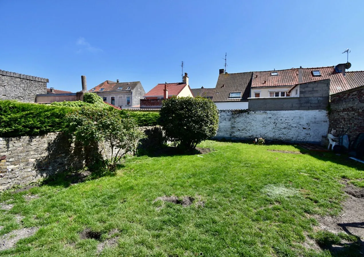 Maison de ville avec 3 chambres, jardin et garage à Calais 