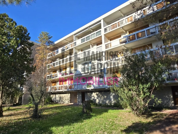 Appartement rénové de 70 m² à Avignon avec terrasse et parking