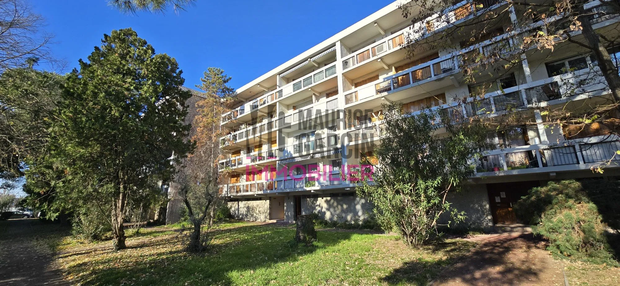 Appartement rénové de 70 m² à Avignon avec terrasse et parking 